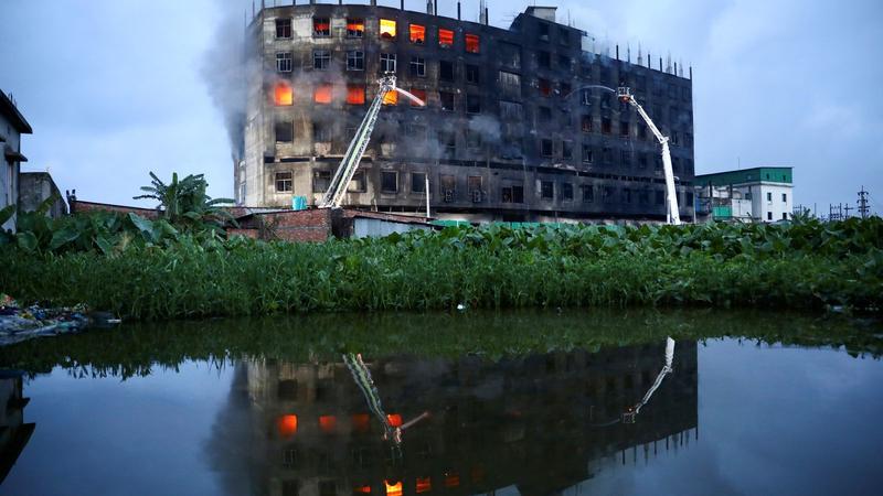 Más de 50 muertos en el incendio de una fábrica de comida en Bangladesh