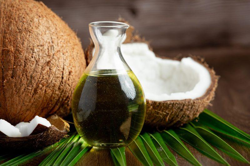Huile de coco : pourquoi et comment utiliser ce soin naturel sur nos cheveux ? 