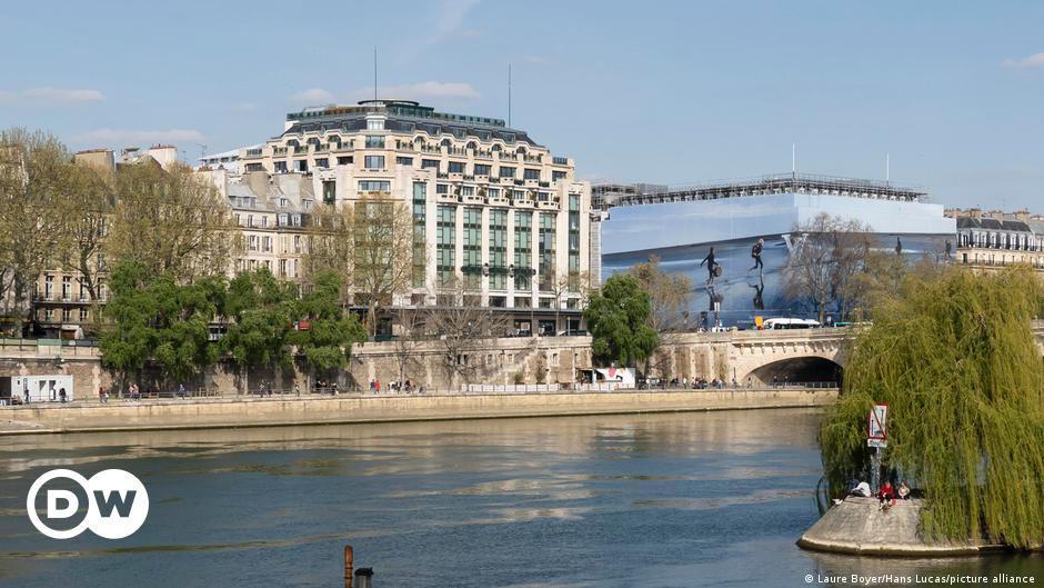 Reopens the Samaritaine, emblem and architectural jewel of Paris