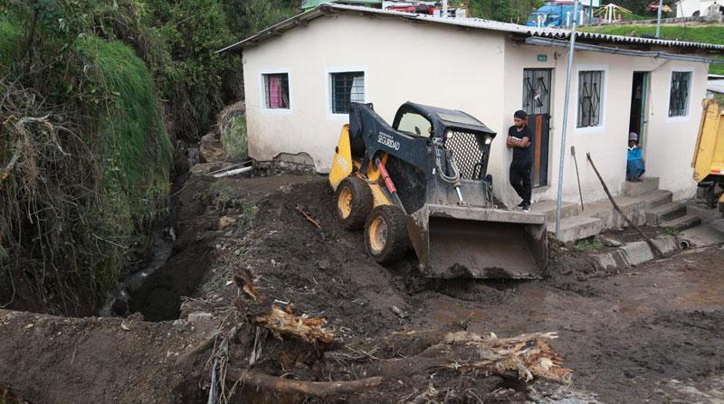 18 vehículos, arrastrados por el agua durante lluvias en Amaguaña 