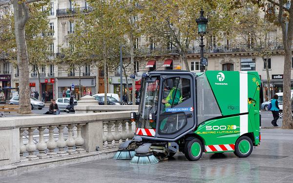 A Paris, avec les services de propreté 