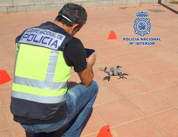 La Policía Nacional cuenta en Almería con agentes especializados en la inspección de drones 