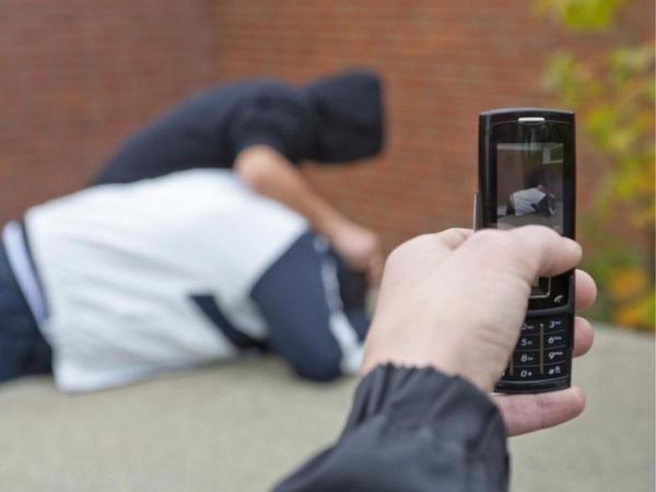 Taper, filmer, c’est publié : les réseaux sociaux poussent-ils les ados à la violence ? 