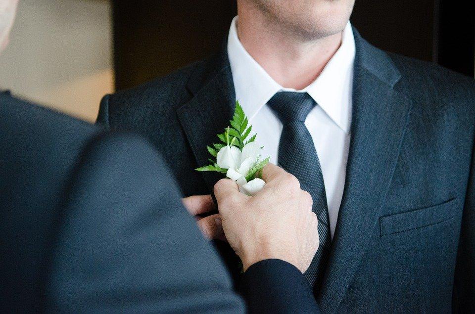 ▷ Le mariage et l'importance d'avoir un costume sur mesure