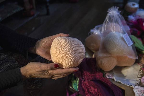 Tetas tejidas: una iniciativa solidaria dirigida a mujeres que tuvieron cáncer de mama 