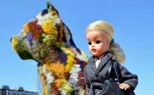 Gabriel, the teacher from Bilbao who dresses the most stylish traveling doll on Instagram