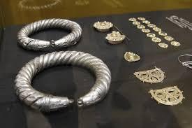 Se vende por internet la mejor colección de joyas del siglo XI 