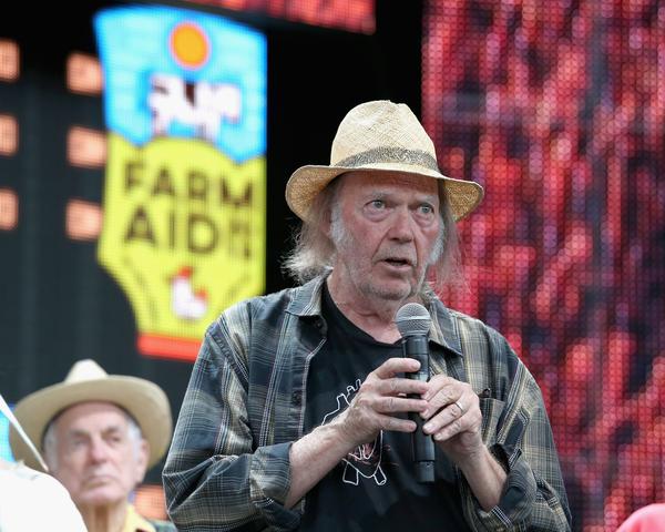 Neil Young says he “felt better” after pulling his music from Spotify 