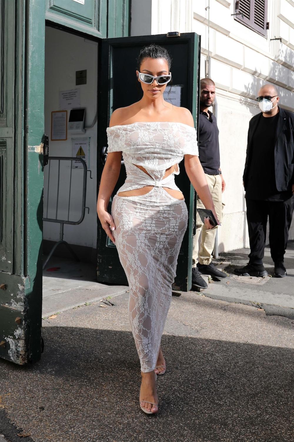 Kim Kardashian provoca escándalo al visitar el Vaticano con atrevido vestido 