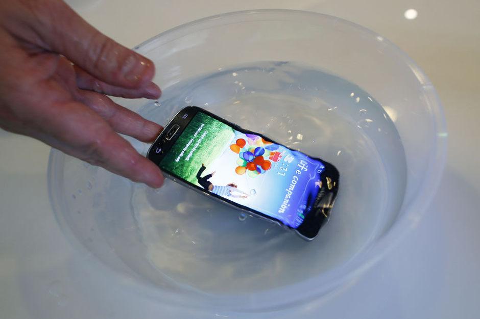 Le riz n'est pas une solution pour sauver un smartphone tombé à l'eau | iGeneration 