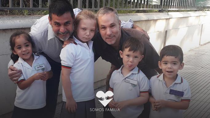 Transit family in pandemic: dos papás con cuatro hijos se convirtieron en el hogar de dos hermanitos en cuarentena 
