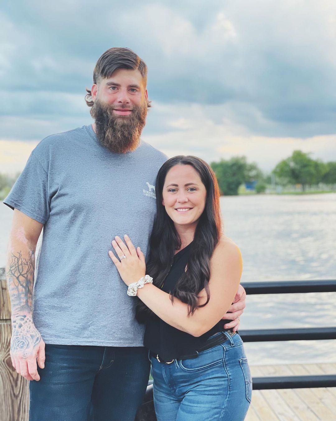 Le mari de la mère adolescente Jenelle Evans, David Eason, offre à Ensley, 4 ans, un café Starbucks lors d’un rendez-vous papa et fille