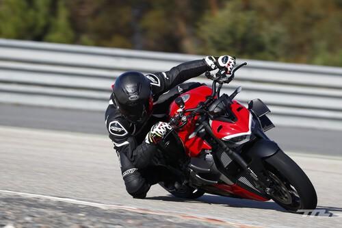 Probamos la Ducati Streetfighter V2: una deportiva de manillar ancho con 153 CV más humana que la Streetfighter V4