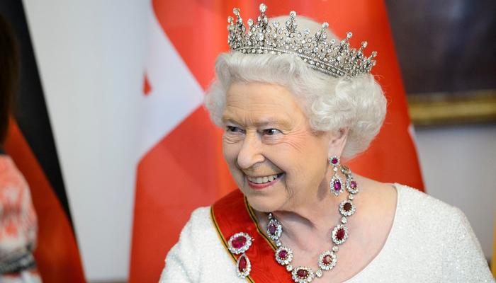 El brazalete de compromiso de la reina Isabel tiene un tierno secreto: el príncipe Felipe se lució 