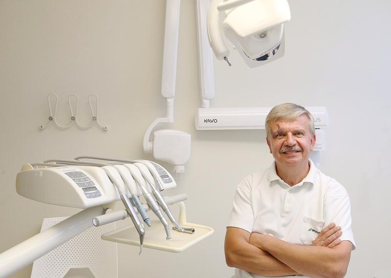 Implantáty vyžadují víc péče než zdravé zuby, říká expert na protetiku