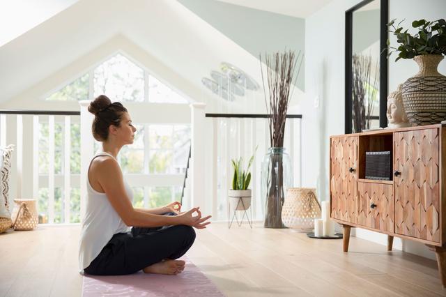 Cómo diseñar el espacio perfecto para practicar yoga en casa 