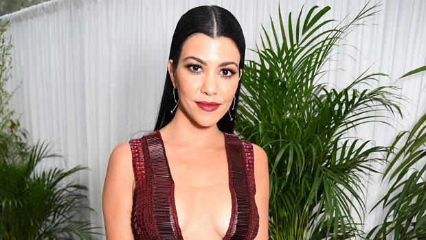 Kourtney Kardashian tue dans un haut en cuir rouge et un pantalon assorti dans de nouvelles photos sexy 