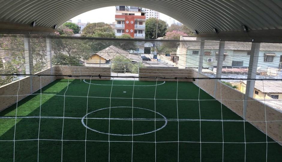 Las canchas sintéticas de fútbol son salas de clase en Riobamba