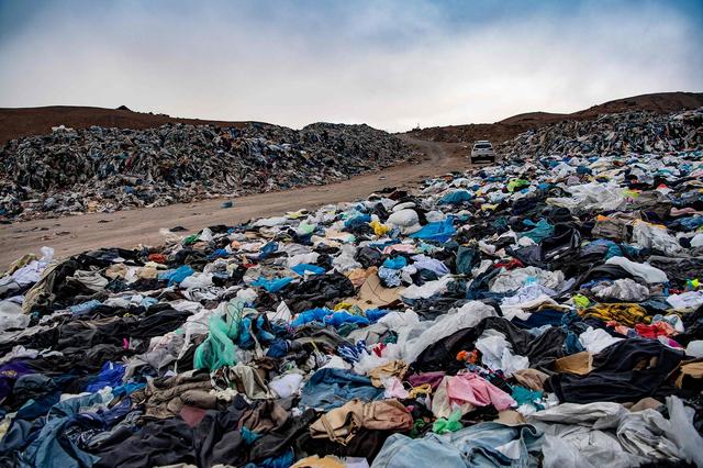 ¿Por qué se acumulan toneladas de ropa sin usar en el desierto de Atacama?