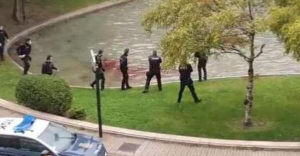Hombre desnudo se suicida con un cuchillo en plaza pública de España