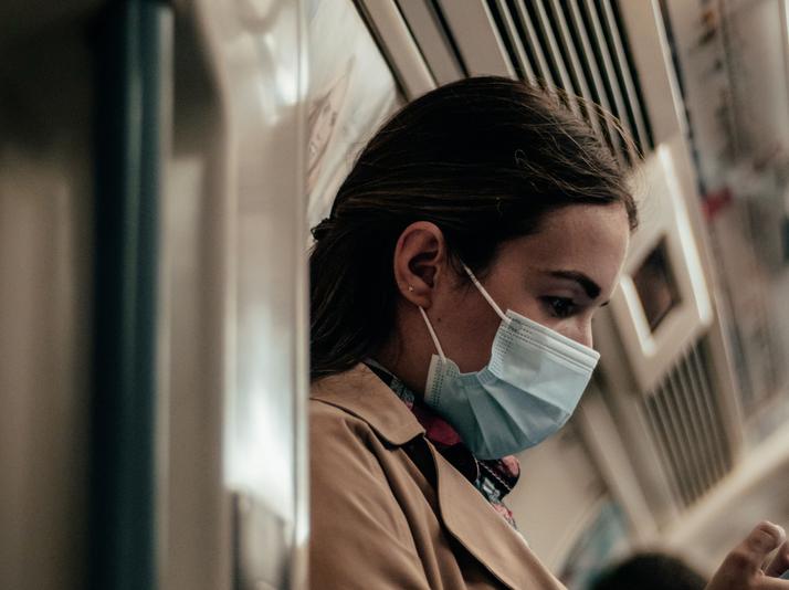 Virus, pollution, incendies… Pourquoi le masque est parti pour rester 