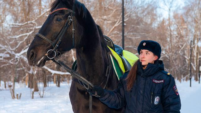 Así es el día a día de la policía montada rusa en invierno (Fotos)