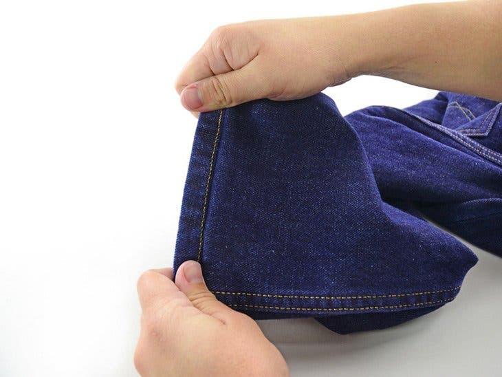 Comment raccourcir un pantalon tout en conservant l’ourlet d’origine (méthode simple)