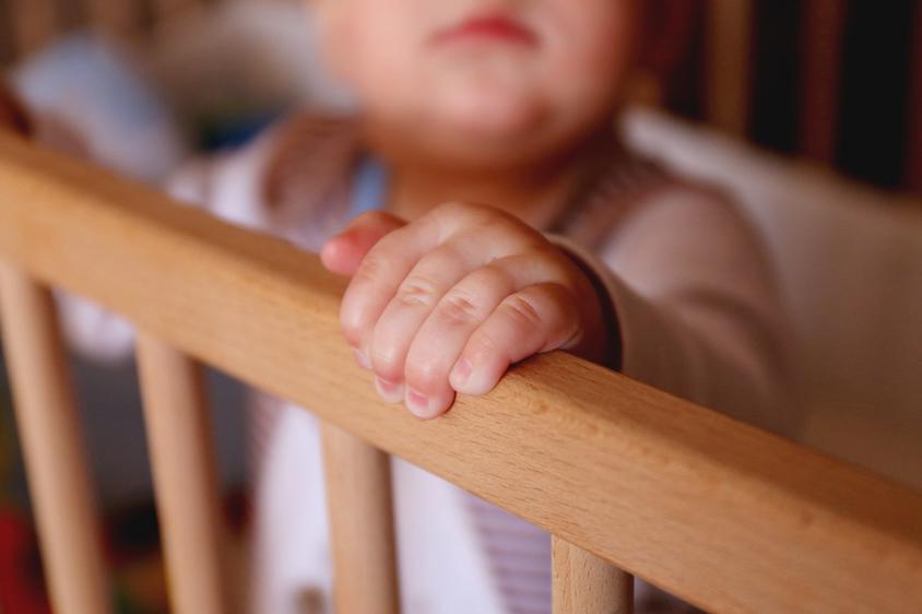 Pourquoi bébé se réveille la nuit et comment l'éviter ? | PARENTS.fr 