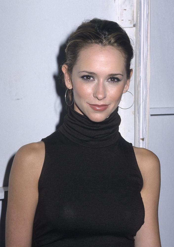 Zara vende por 9 € el vestido midi negro de alfombra roja con el que ya brilló en 2003 Jennifer Love Hewitt