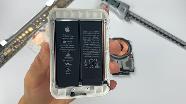 Disassembly confirms that there are two batteries in the Magsafe external battery |igeneration
