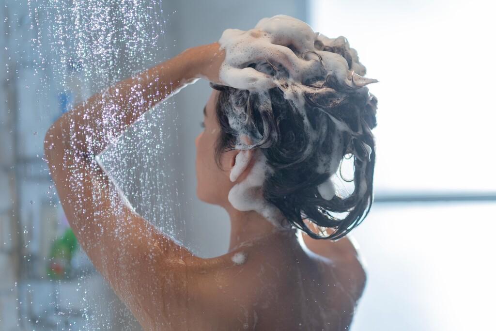 Une coiffeuse explique comment appliquer son après-shampoing et on avait tout faux 