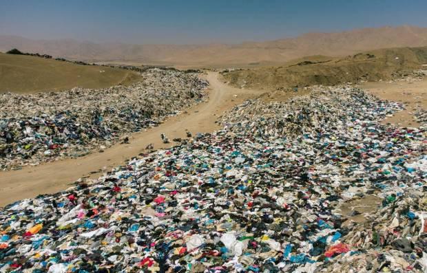 Contaminación ambiental: el enorme basural ilegal de ropa nueva en el desierto de Atacama