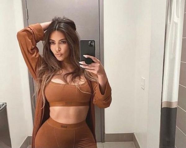 Kim Kardashian sorprende con un top corto y muestra sus curvas en nuevas fotos después de que la criticaron por no donar ropa