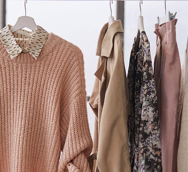 El armario cápsula perfecto para mujeres de talla grande tiene al menos estas 13 prendas de nueva temporada