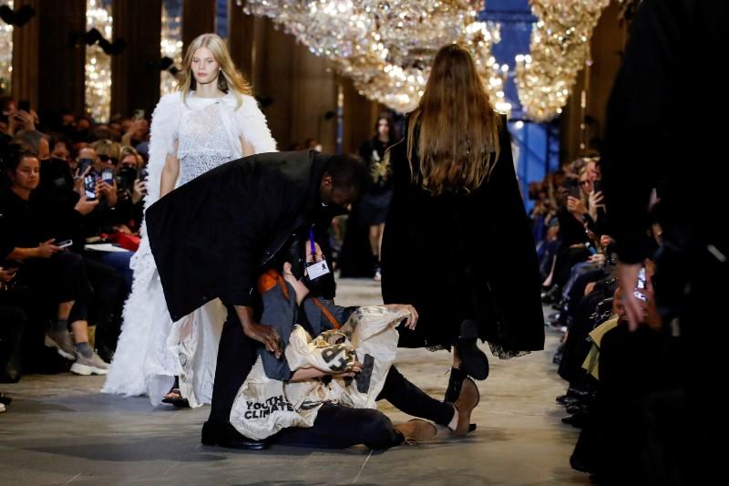 "Excessive consumption is equal to extinction": the strong criticism of an activist on the Louis Vuitton catwalk