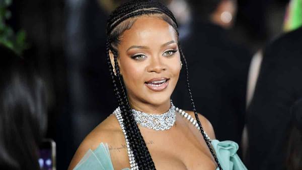 Rihanna : les photos de sa collection Xtra AF de Savage X Fenti enflamment Instagram 