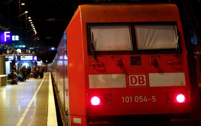 Vlak v Německu odjel s kojencem, ale bez jeho rodičů 