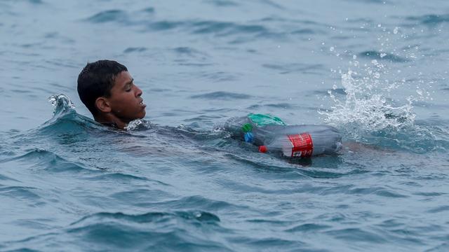 Aschraf o el sueño frustrado del menor que entró en Ceuta con un flotador de botellas: "Me han devuelto a la fuerza"