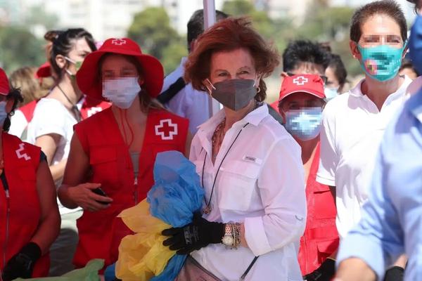 Queen Sofia, the most ecological monarch: joins the collection of garbage on the beach