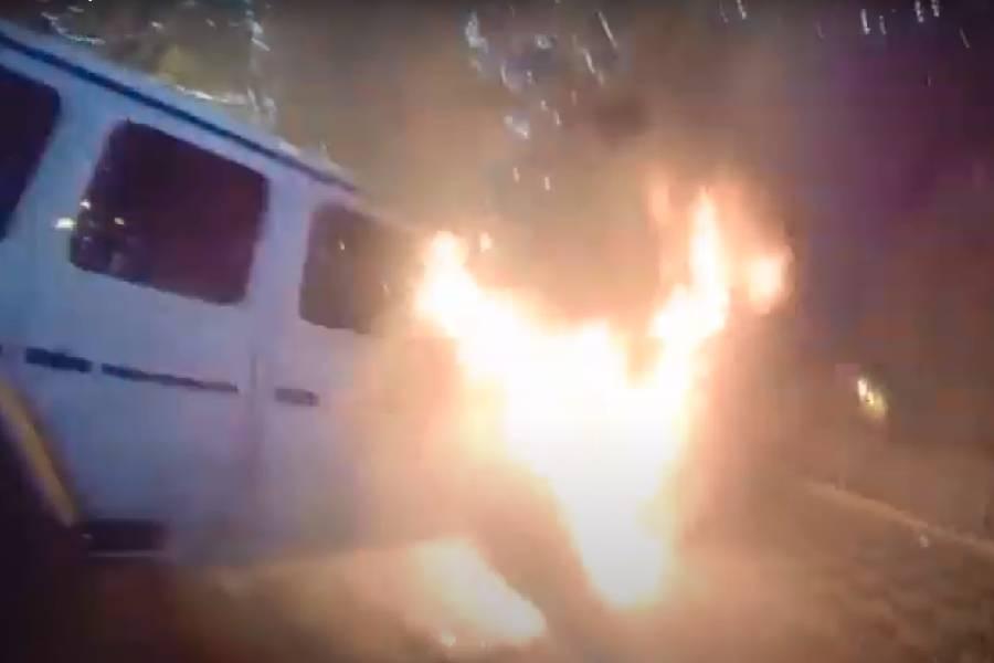  VIDEO: Mercedes and fire caught fire on Pařížská Street!  The man threw off his burning clothes