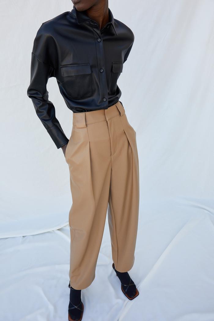 This is how we will combine the pleated pants and other comfortable designs in spring