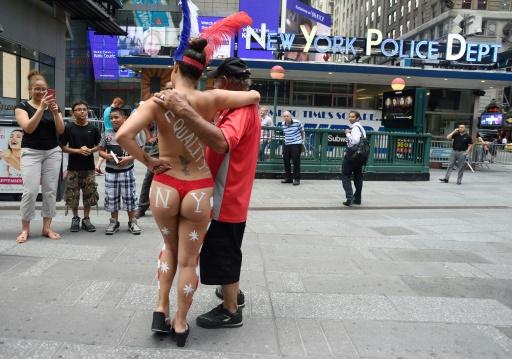 The mayor of New York fights against the naked breasts in Times Square