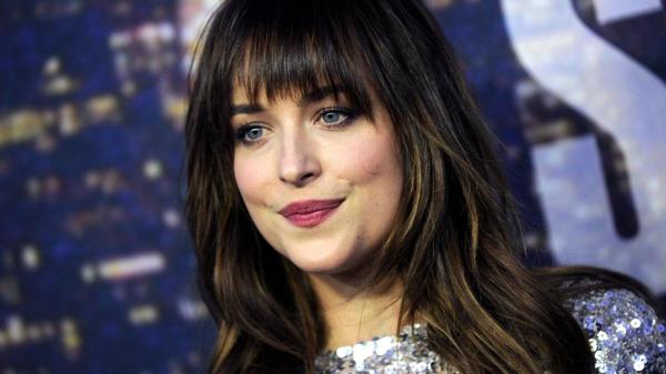 "there's nothing you've never seen before": Dakota Johnson, in a very short dress, escapes humiliation directly
