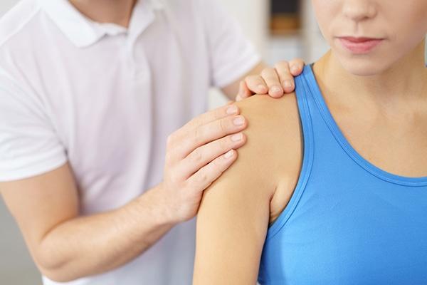 Por qué el dolor de hombros es tan común (y cómo se puede evitar) 