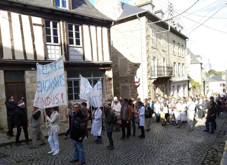 « Une mise en danger des patients » : dans les Côtes-d'Armor, élus et patients se mobilisent pour soutenir un médecin non vacciné suspendu 