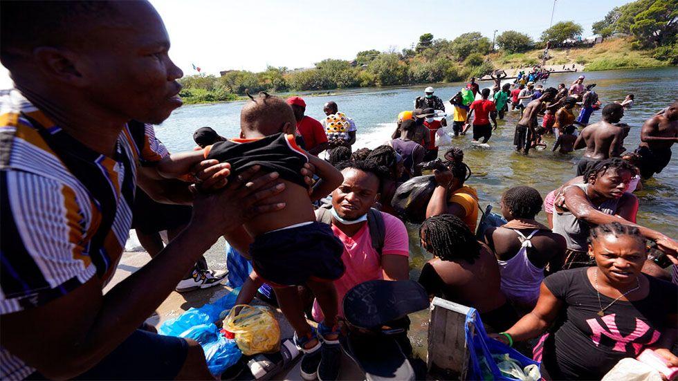 Thousands of Haitian migrants camp under bridge in Texas