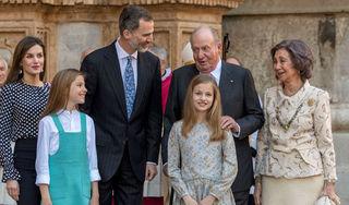Don Juan Carlos reappears with the Kings and Doña Sofia at Easter Mass