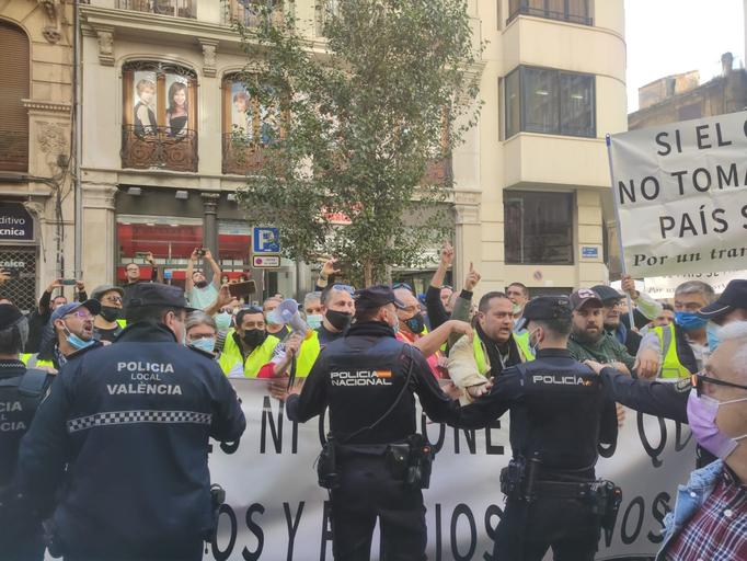 Yolanda Díaz, recibida con proclamas de “presidenta” y gritos de transportistas en el acto de mujeres políticas de Valencia