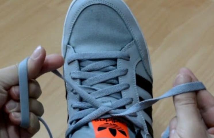 Redes Redes Un vídeo muestra cómo atarse los cordones de los zapatos en tan solo 1,5 segundos Un vídeo muestra cómo atarse los cordones de los zapatos en tan solo 1,5 segundos