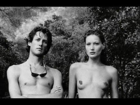 PHOTOS : Carla Bruni entièrement nue aux côtés d’un homme, elle affiche une poitrine parfaite et des fesses rebondies 